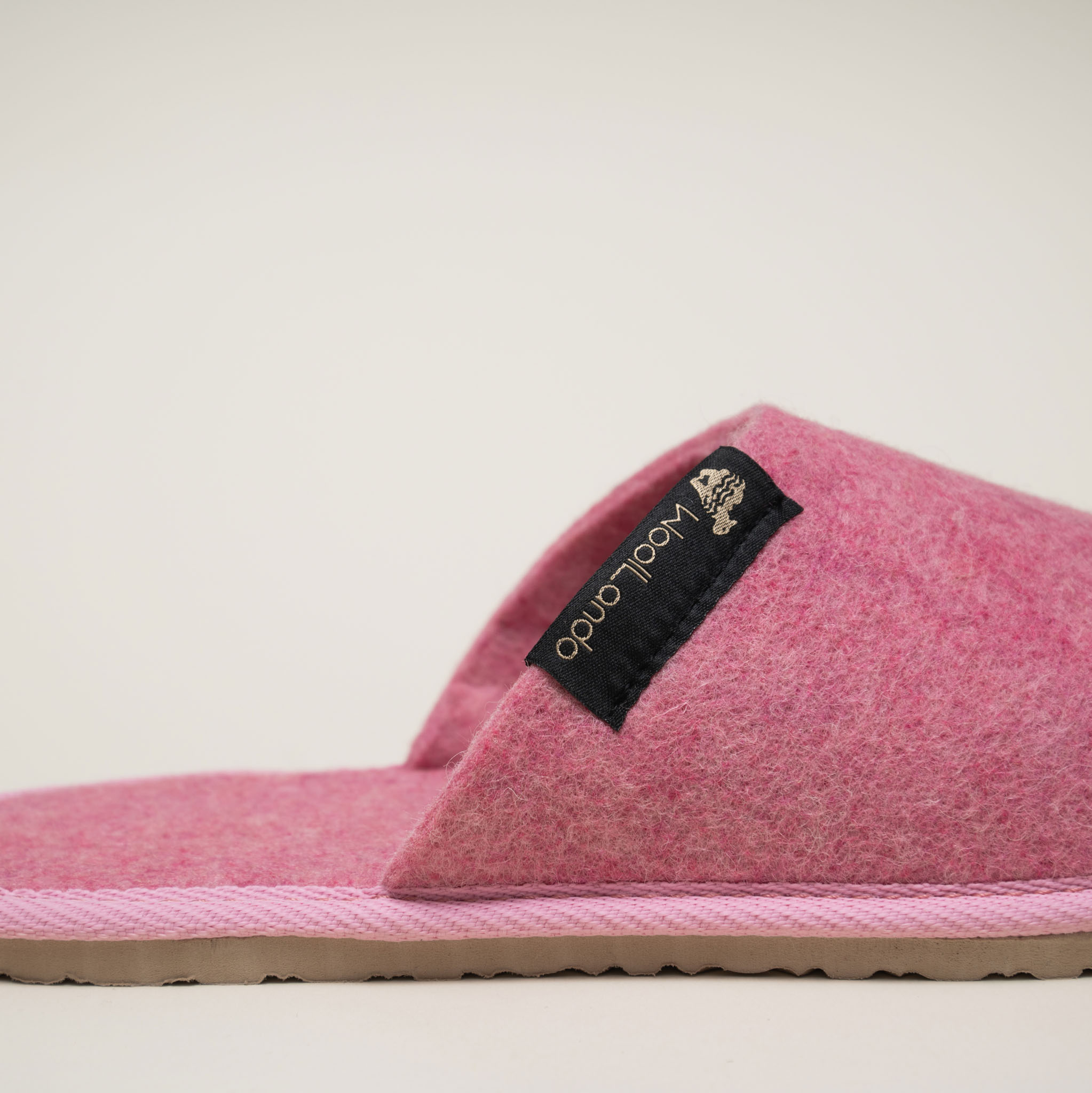 WoolLando embosētas dabīgās vilnas filcētās čības PINK