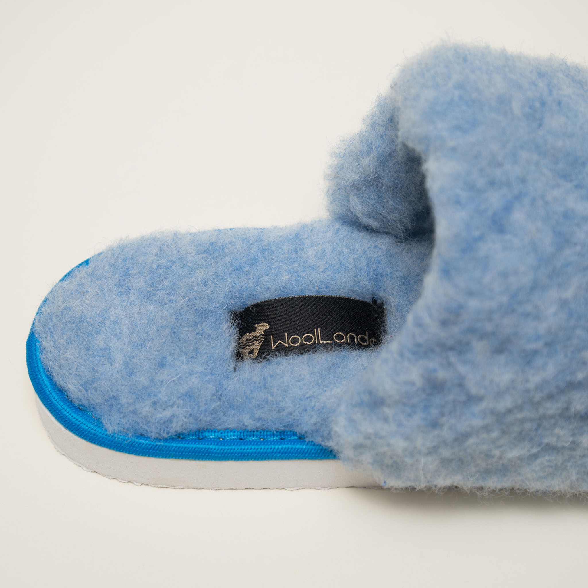WoolLando embosētas dabīgās vilnas čības BLUE FLUFFY