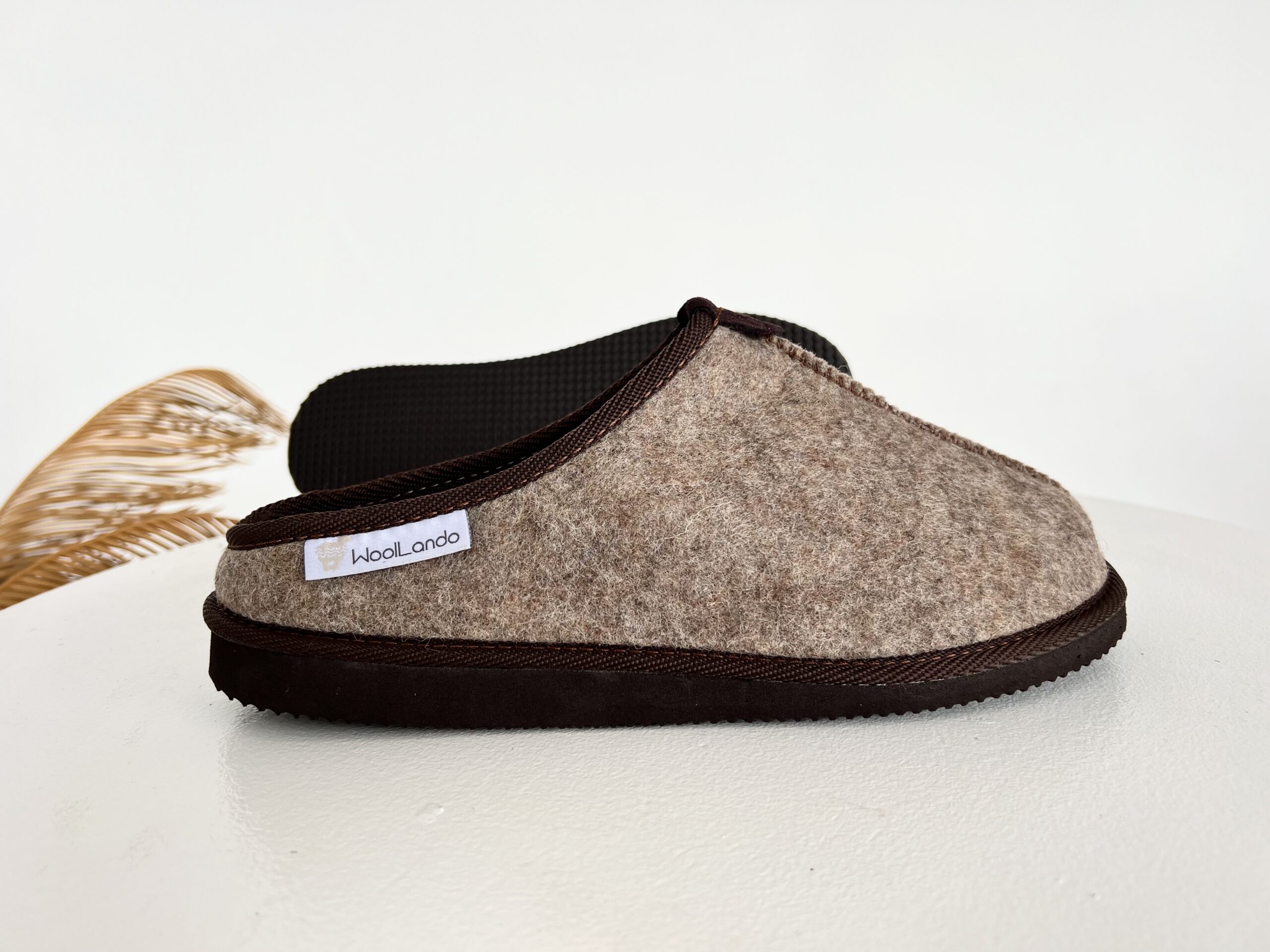 WoolLando embosētas dabīgās vilnas filcētas čības SAND