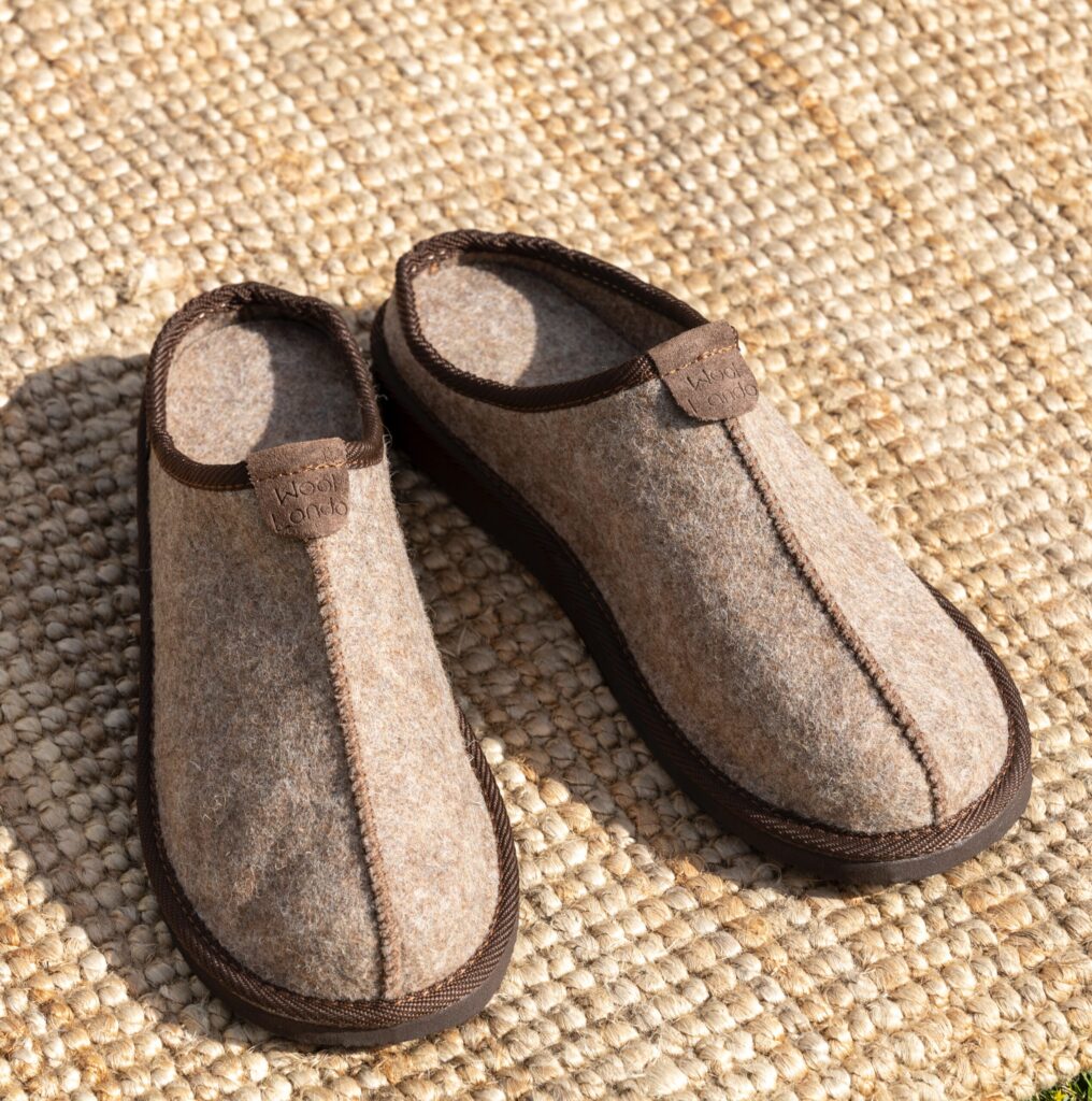 WoolLando embosētas dabīgās vilnas filcētas čības SAND