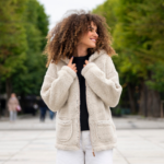 Zaffiro jēra vilnas sieviešu krēmkrāsas jaka ar kapuci ZOYA