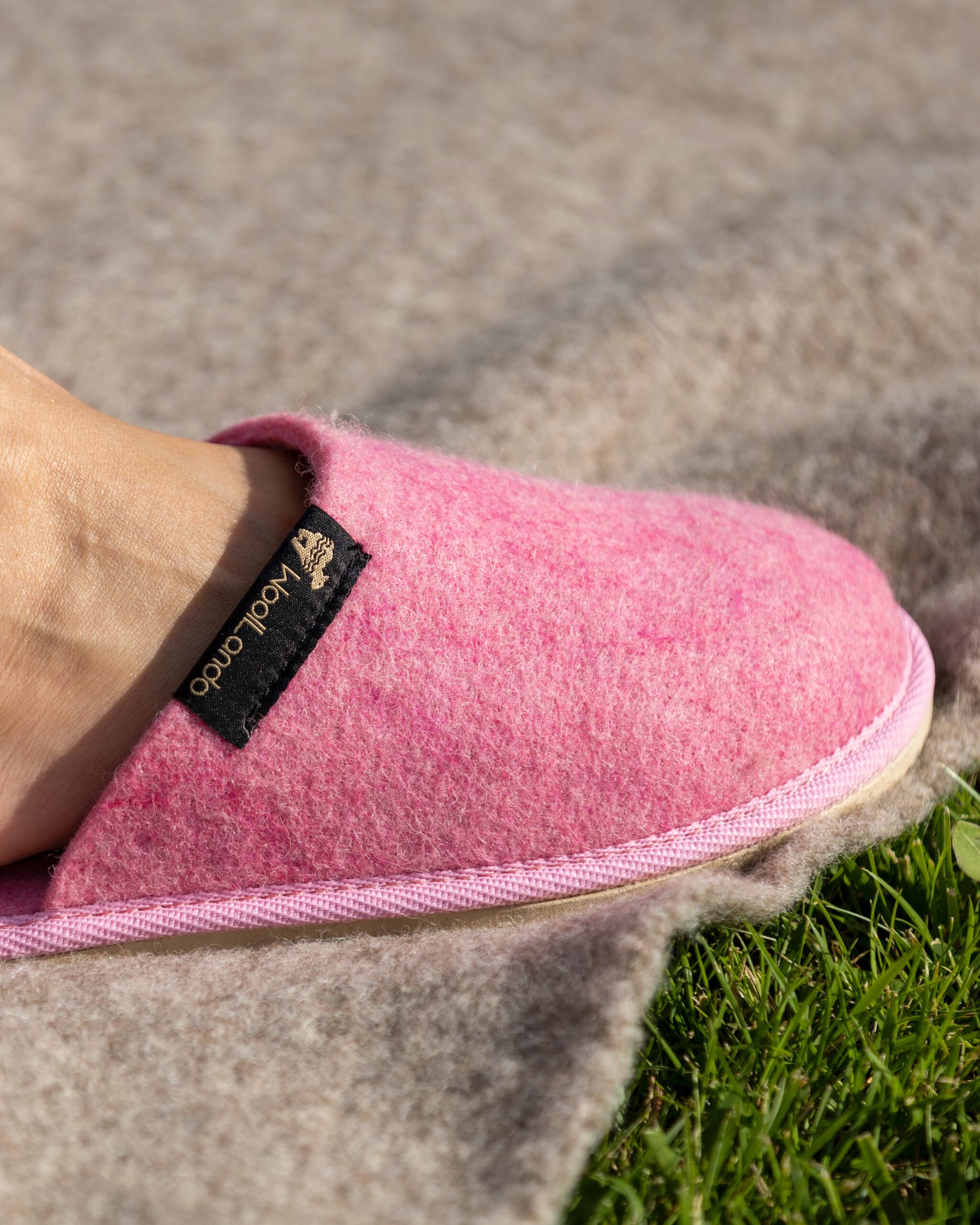 WoolLando embosētas dabīgās vilnas filcētās čības PINK