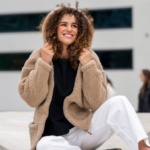 Zaffiro jēra vilnas sieviešu brūna jaka ar kapuci ZOYA