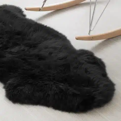 Dabiski apstrādāta bieza melna Merino aitas āda 80×120 cm