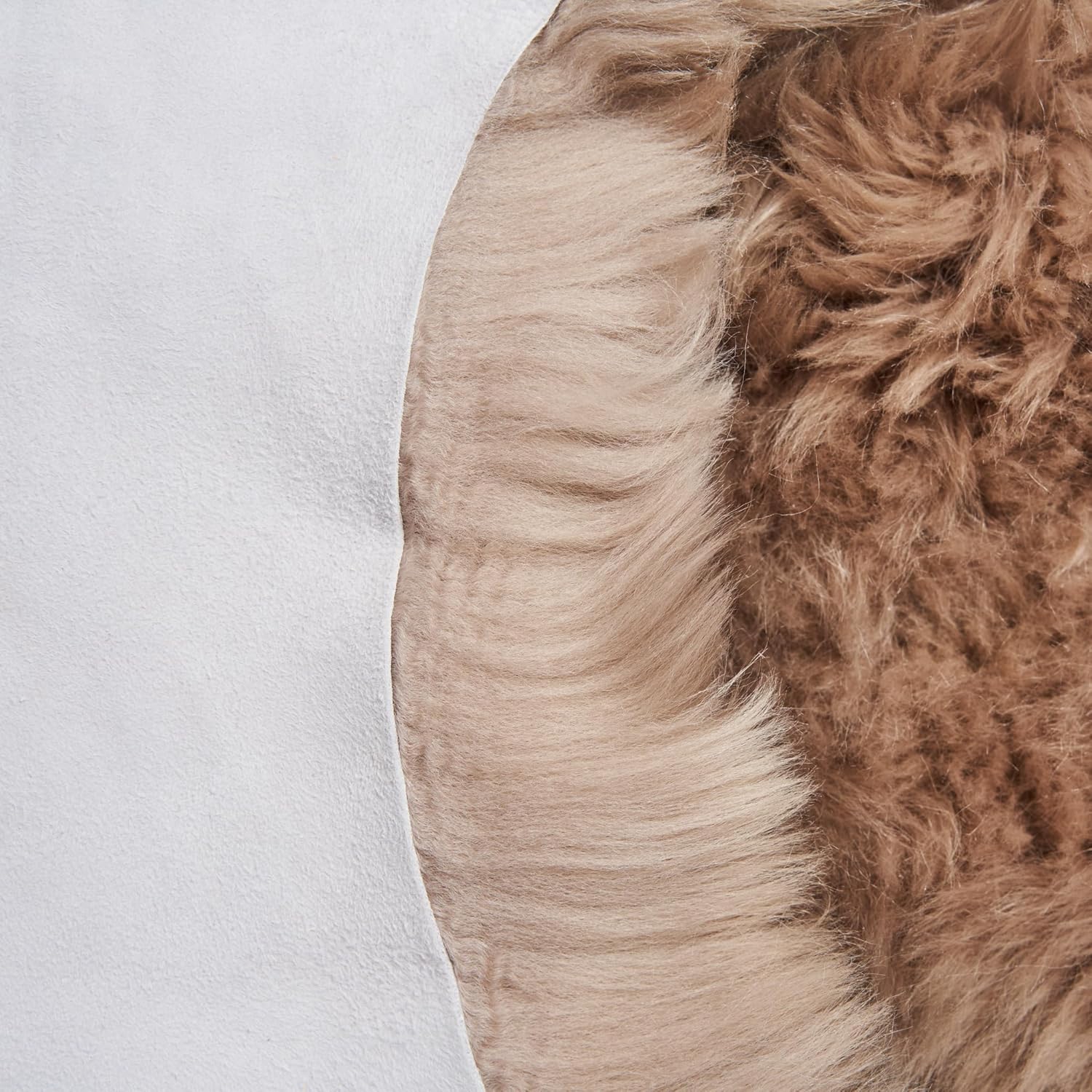 Dabiski apstrādāta bieza bēši brūna Merino aitas āda 80×120 cm