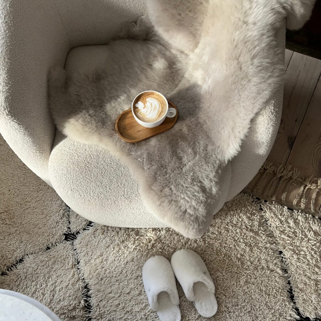 Dabīgi miecēta, bieza, pelēka merino aitāda 80×120 cm