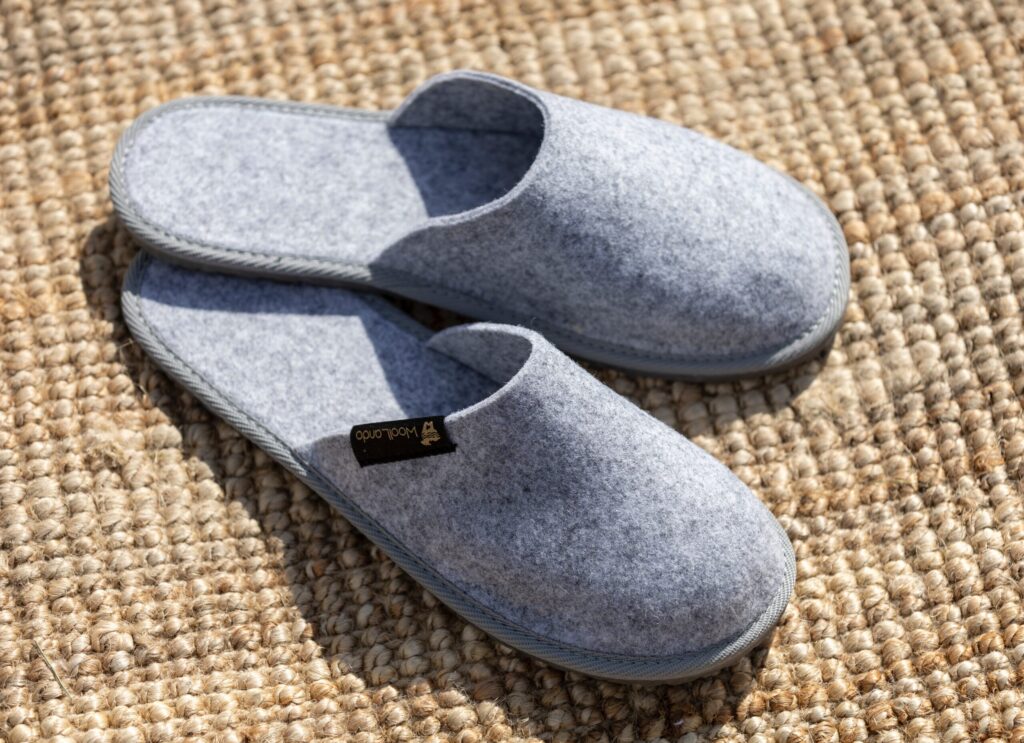 WoolLando uzvelkamās filcētā vilnas čības SHADOW