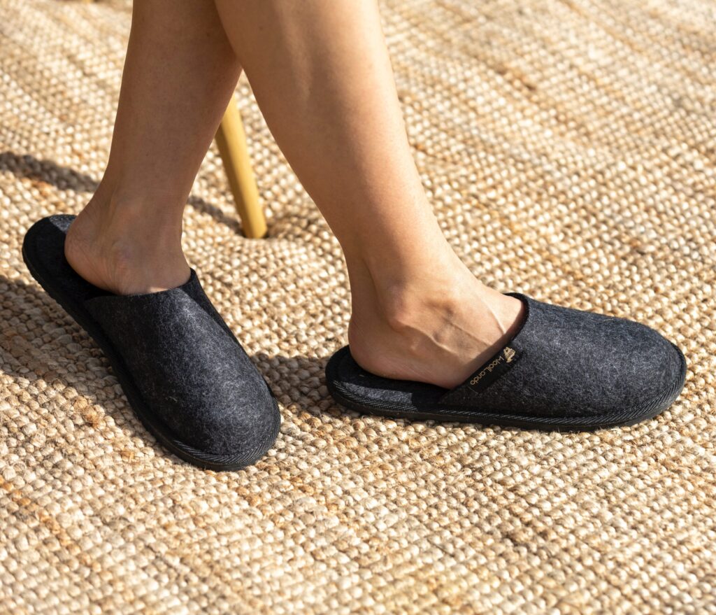 WoolLando uzvelkamās dabīgās vilnas filcētās čības OGĻU ZILĀS