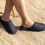 WoolLando uzvelkamās dabīgās vilnas filcētās čības OGĻU ZILĀS