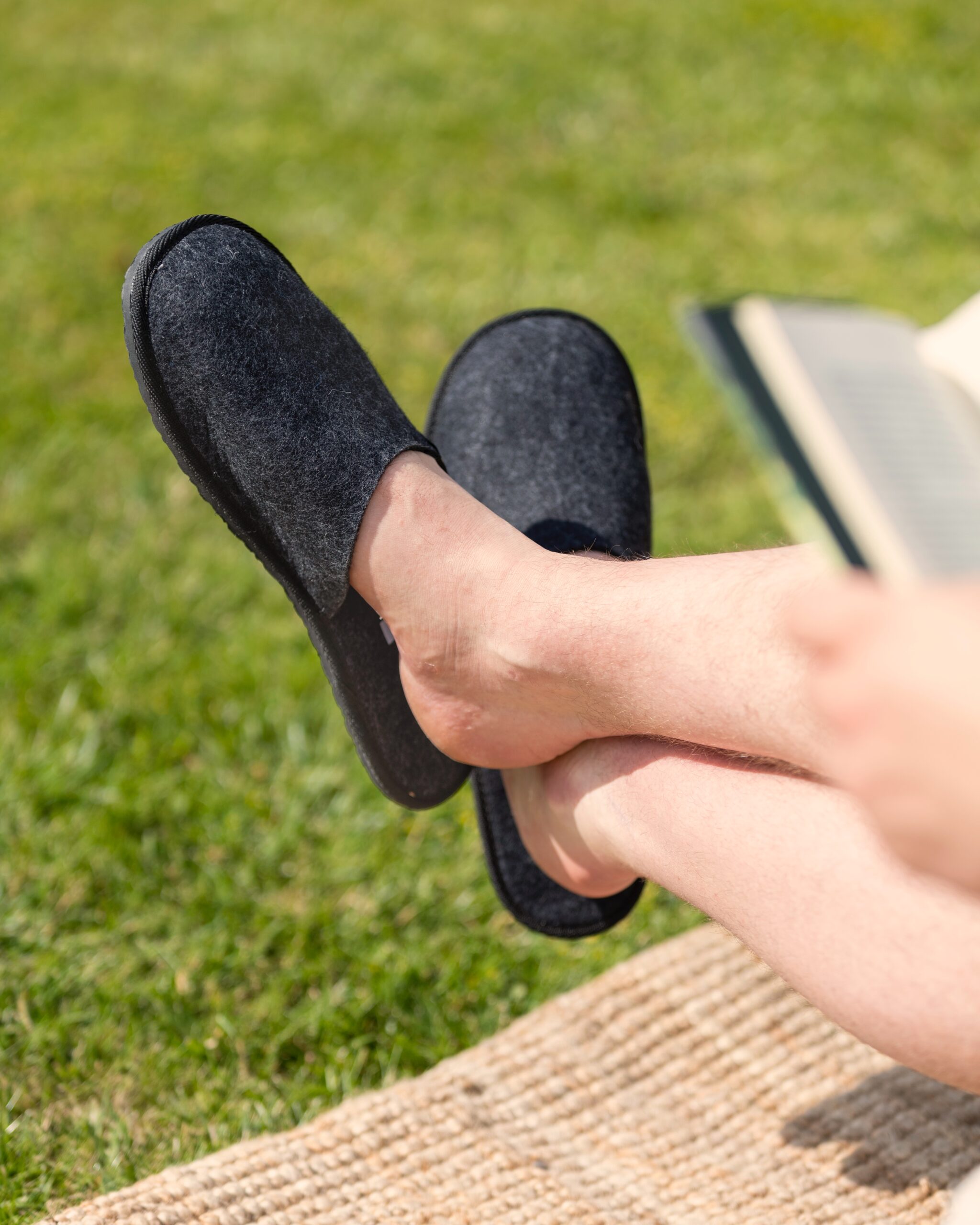 WoolLando uzvelkamās dabīgās vilnas filcētās čības OGĻU ZILĀS