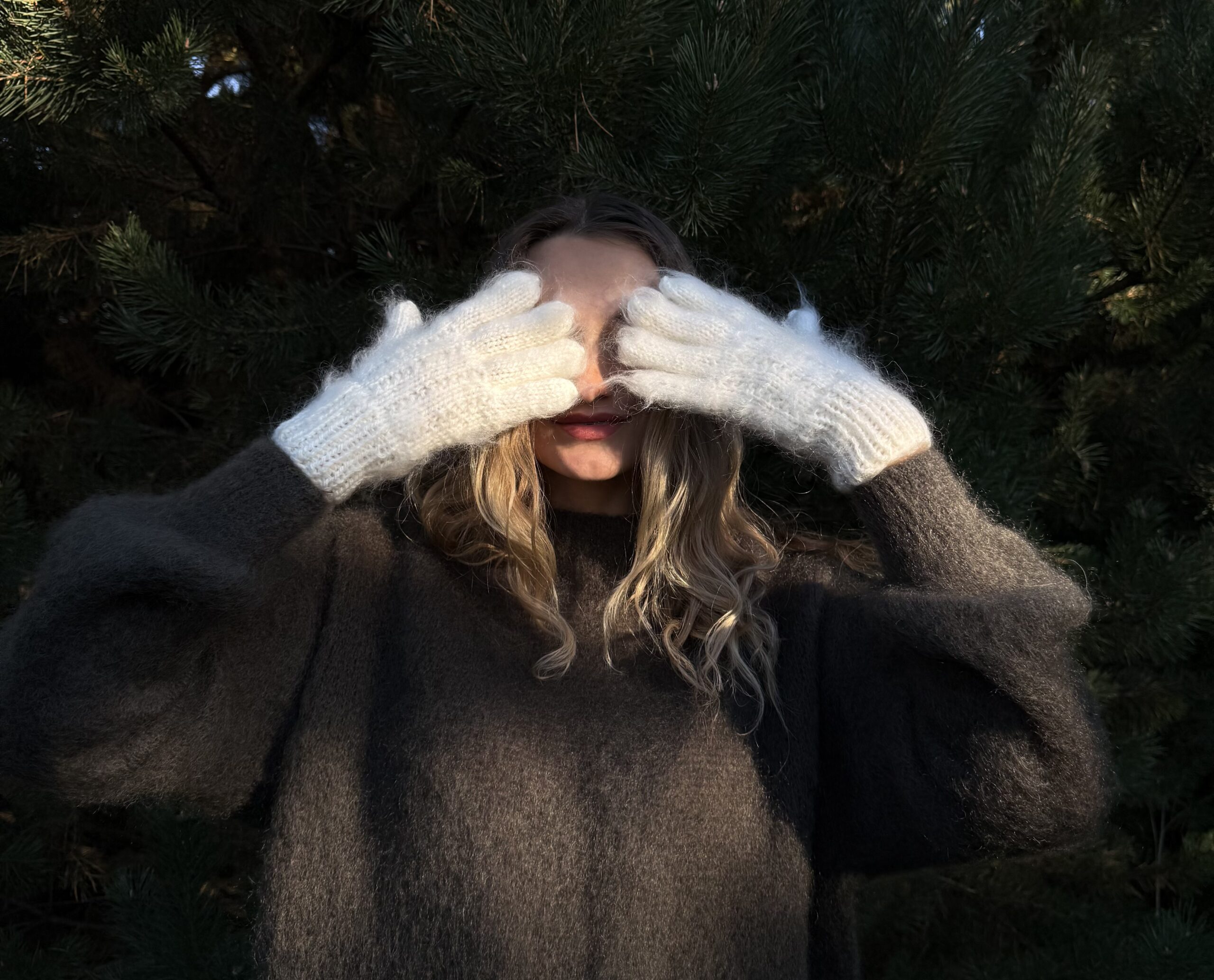 Sieviešu baltas angoras vilnas pirkstainie cimdi AIVA