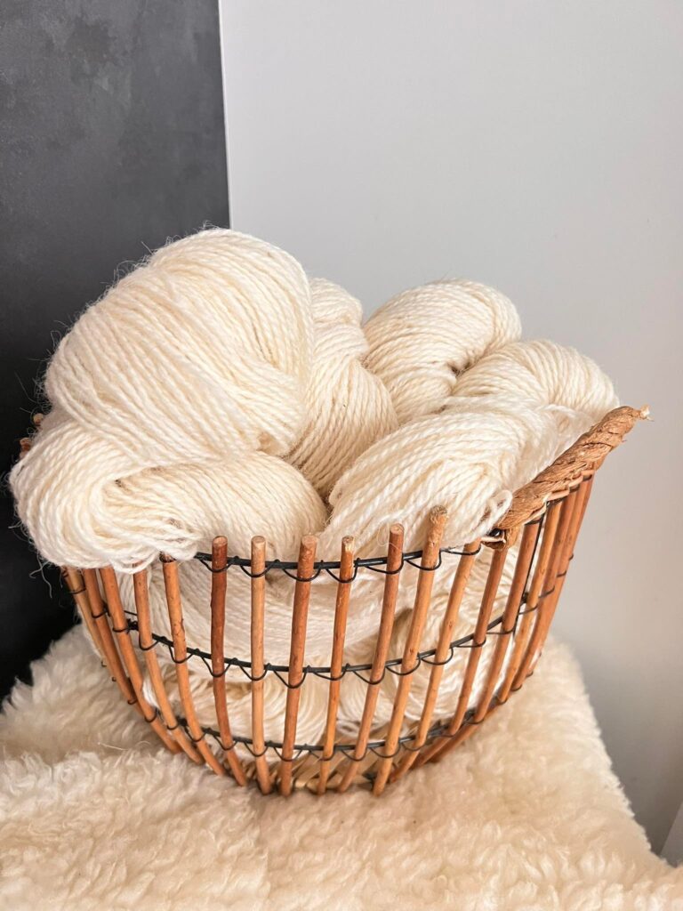 60% Sibīrijas husky suņa vilna, 40% aitas vilna 1 kg – BALTA, WoolLando