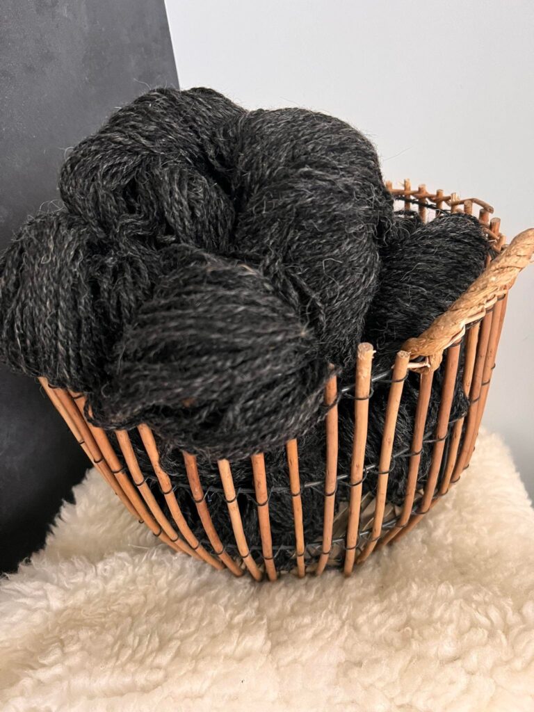 60% Sibīrijas husky suņa vilna, 40% aitas vilna 1 kg – MELNA, WoolLando