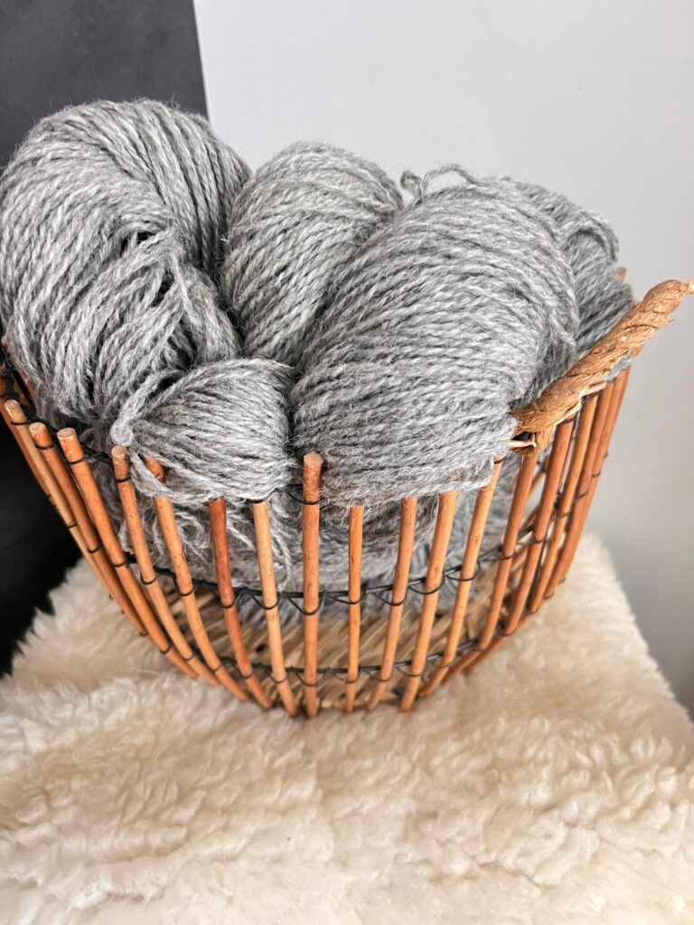 60% Sibīrijas husky suņa vilna, 40% aitas vilna 1 kg – PELĒKA, WoolLando