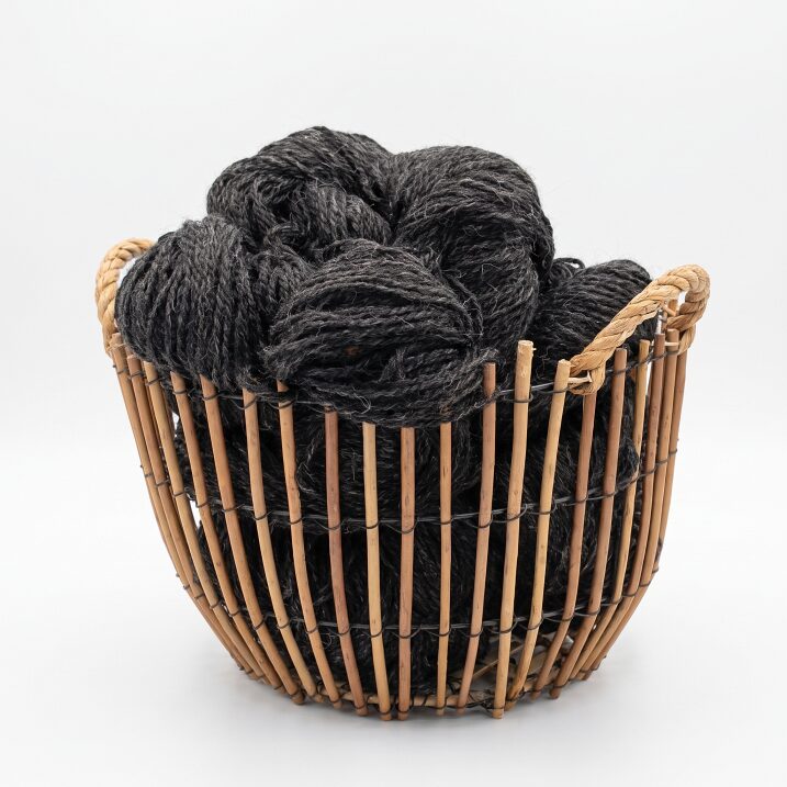 60% Sibīrijas husky suņa vilna, 40% aitas vilna 1 kg – MELNA, WoolLando