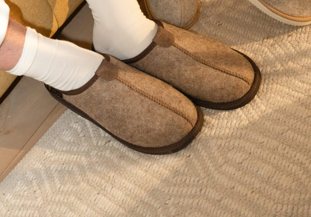 Brūnie filca čības SAND, WoolLando