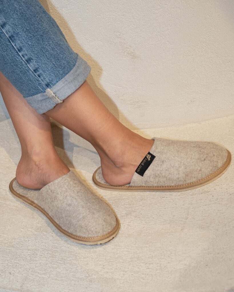 Bēšas viltētās filca čības BEIGE, WoolLando