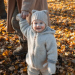 Bērnu krēmkrāsas jēra vilnas kombinezons – Zaffiro