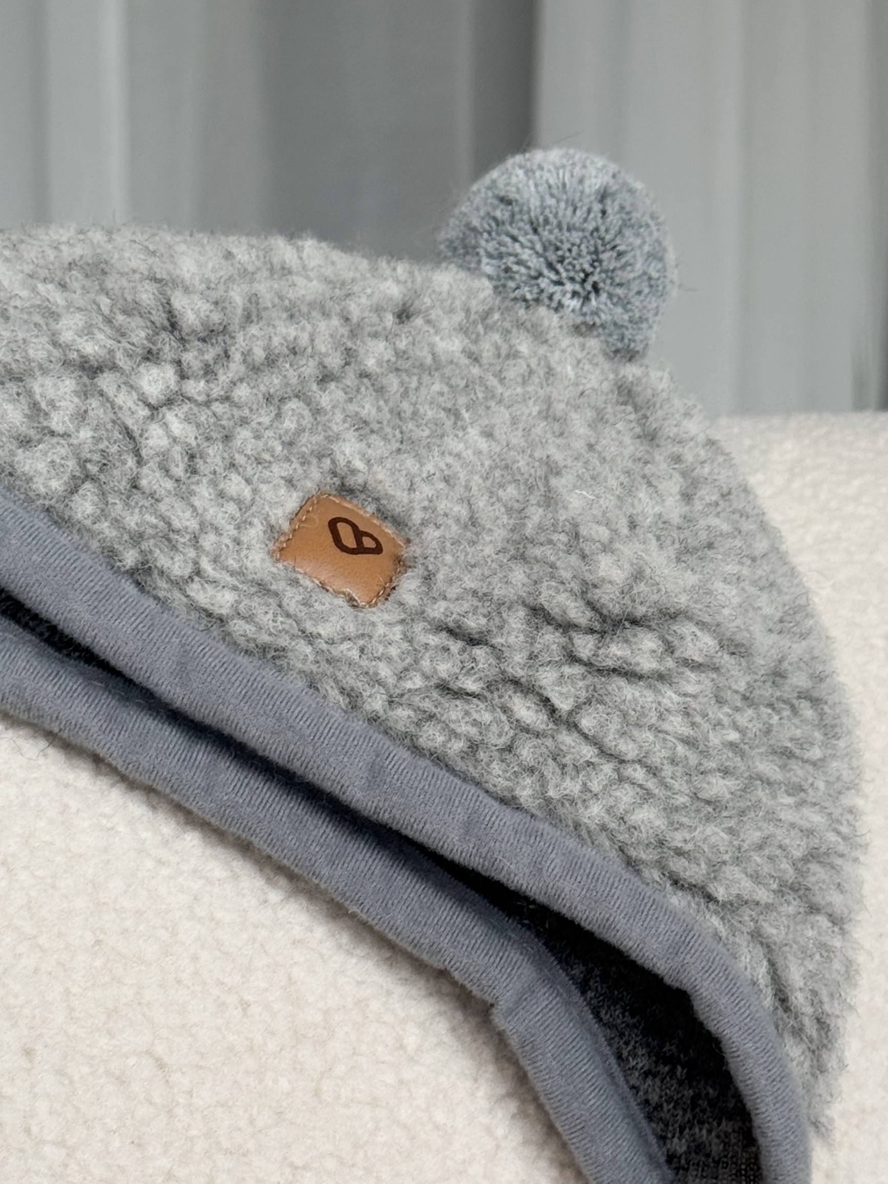 Bērnu pelēkā jēra vilnas cepure ar bumbulu – Zaffiro