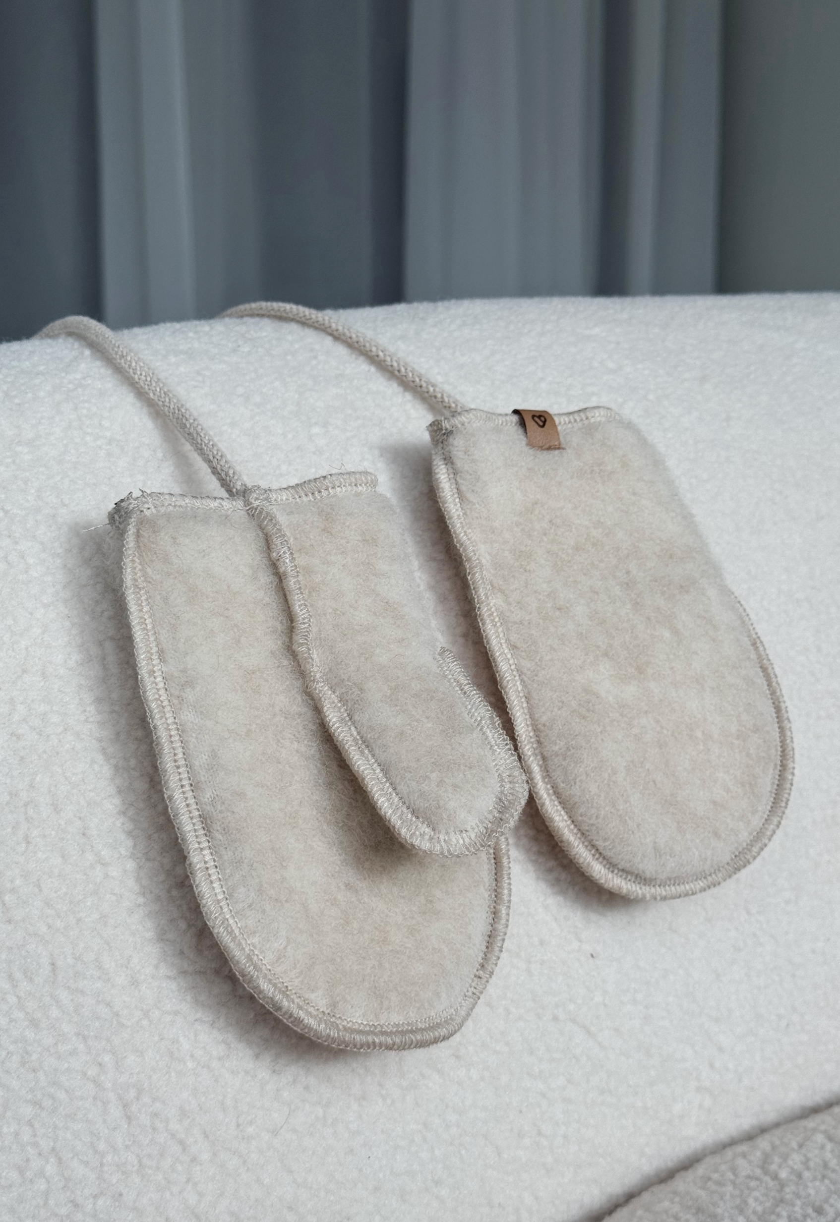 Bērnu krēmkrāsas jēra vilnas dūraiņi ar aukliņu – Zaffiro