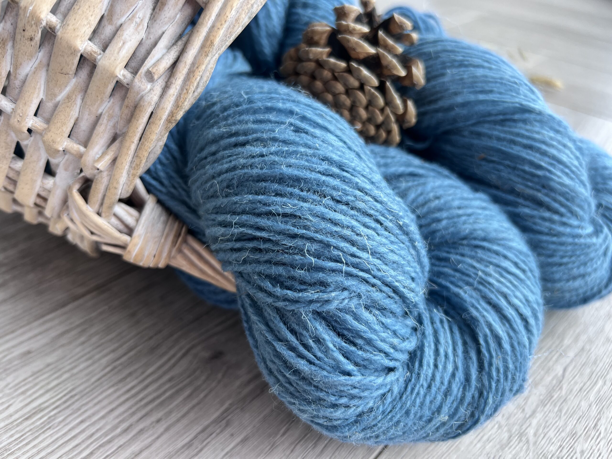Aitas vilnas dzija 1 kg – GAIŠI ZILA, WoolLando
