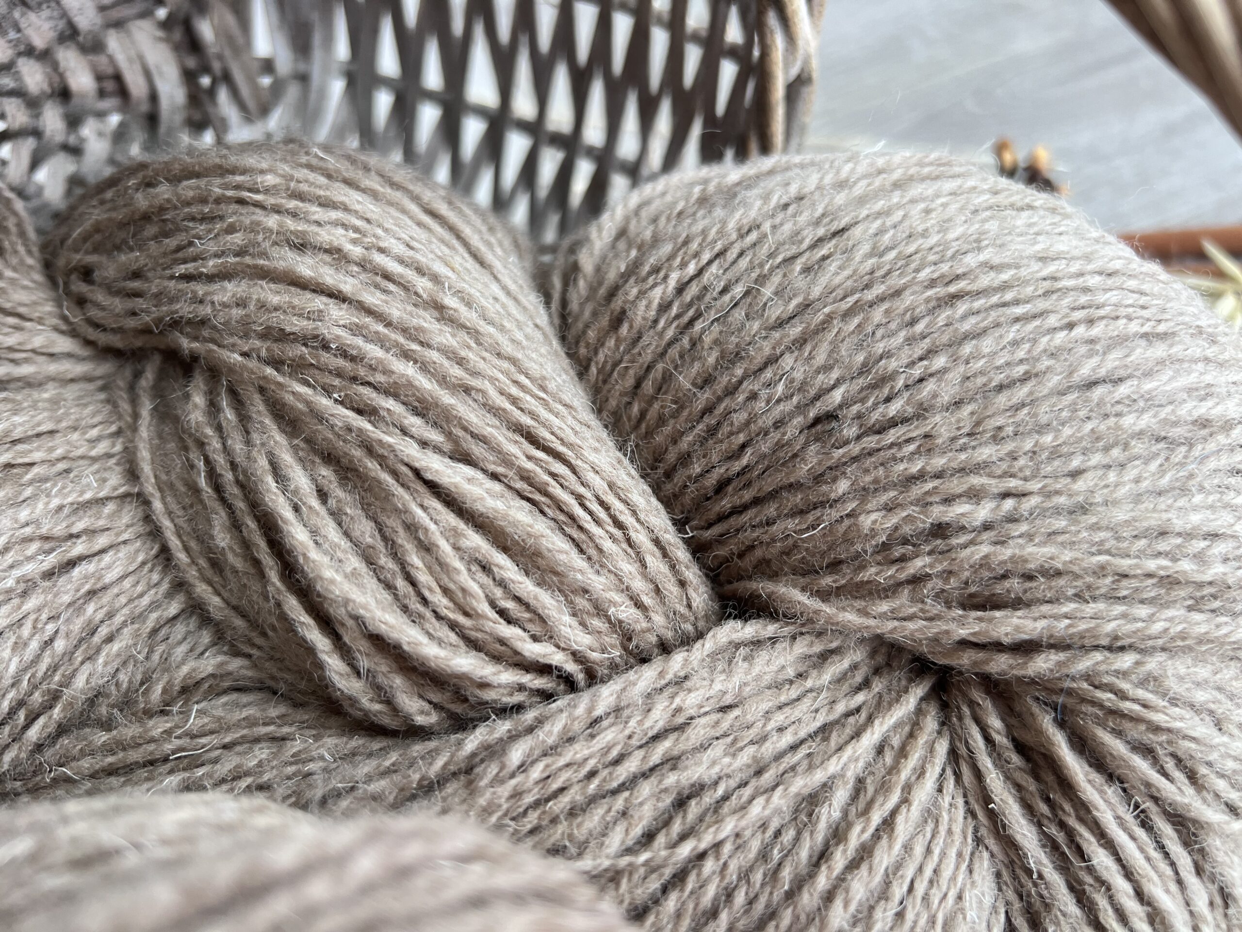 Aitas vilnas dzija 1 kg – BRŪNA, WoolLando
