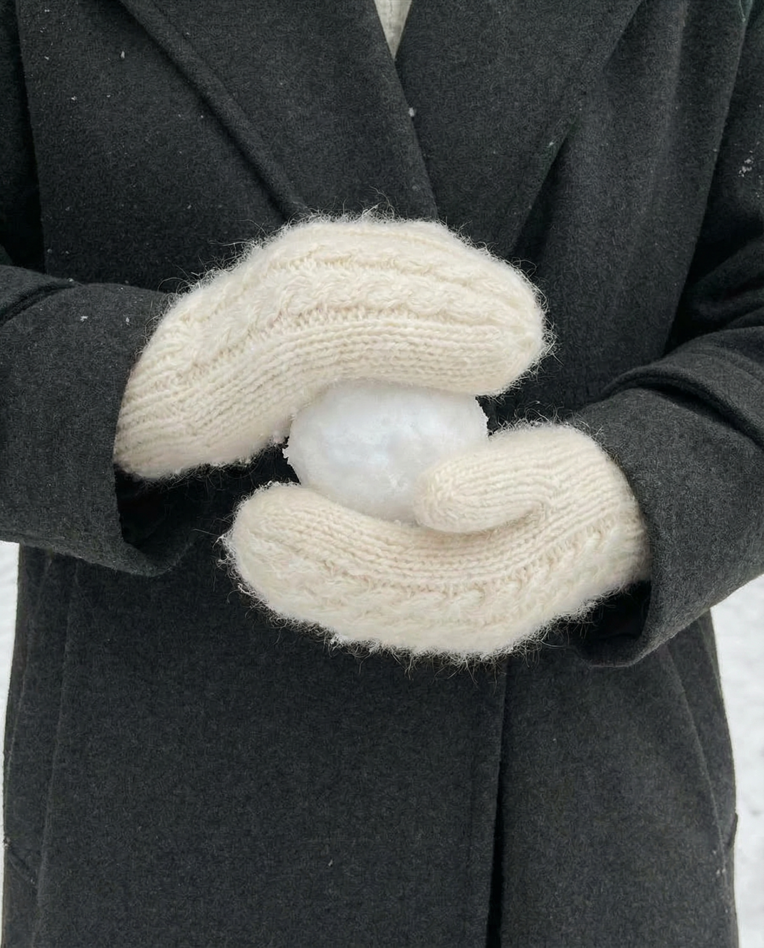 Sieviešu baltie angorasvilnas dūraiņi PŪKĖ, WoolLando