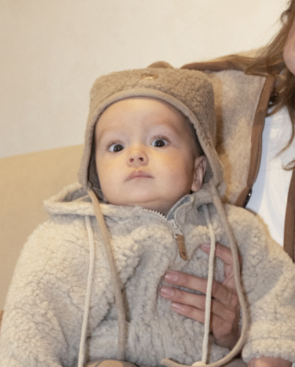 Bērnu brūnā jēra vilnas cepure ar bumbulu – Zaffiro