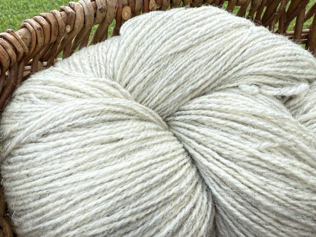 50% suņa vilna / 50% aitu vilnas dzija 1 kg – WHITE MELANGE, WoolLando