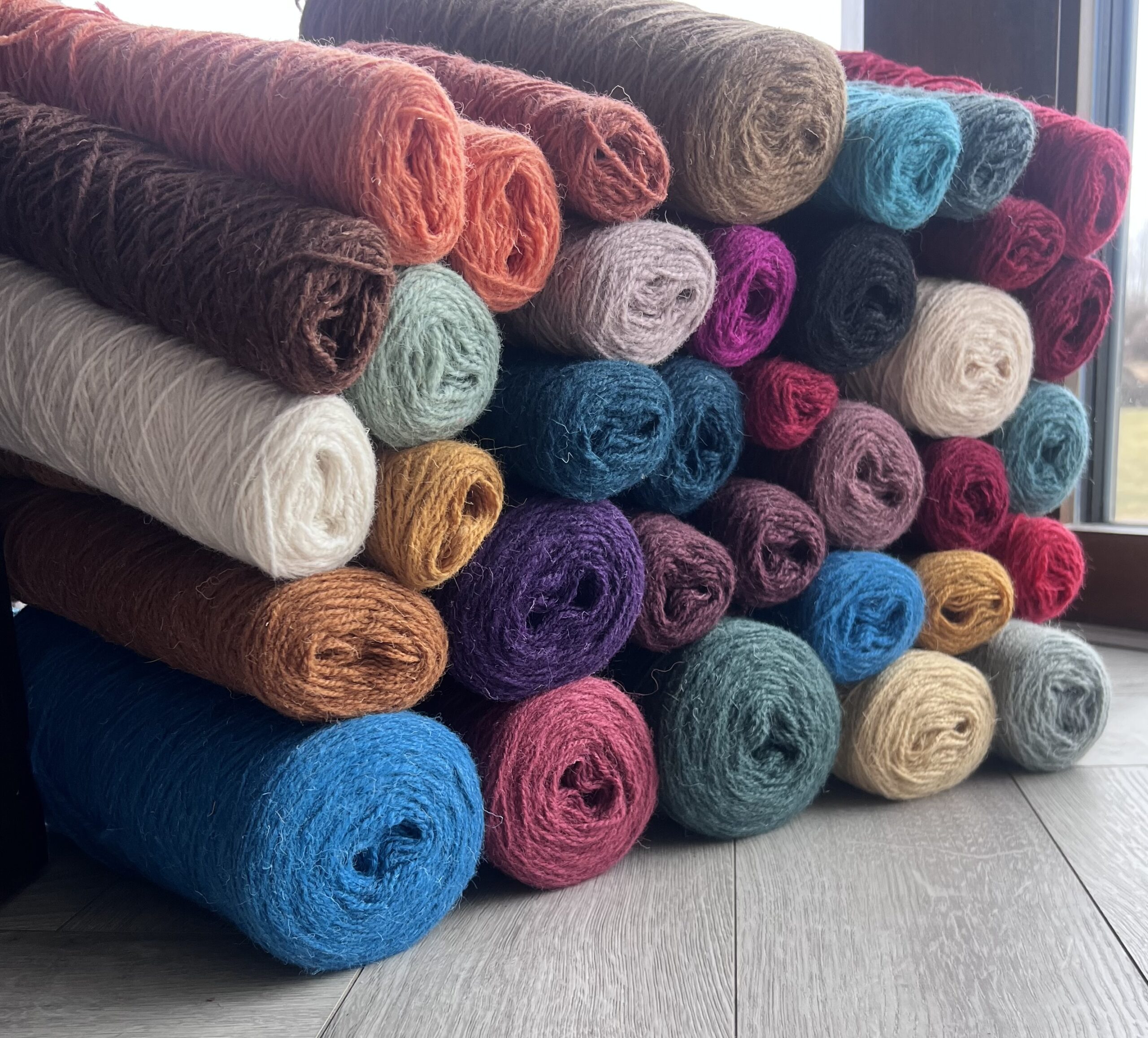 Aitu vilnas dzijas komplekts 10 kg – dažādas spilgtas krāsas, WoolLando