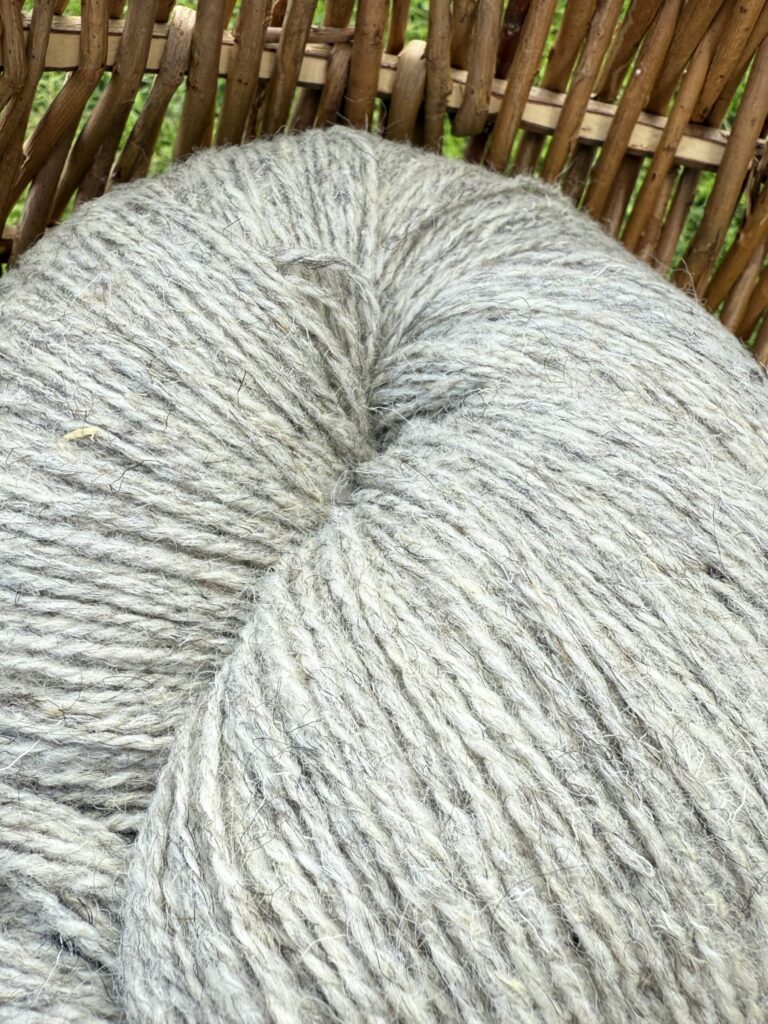 50% suņa vilna / 50% aitu vilnas dzija 1 kg – LIGHT GREY, WoolLando