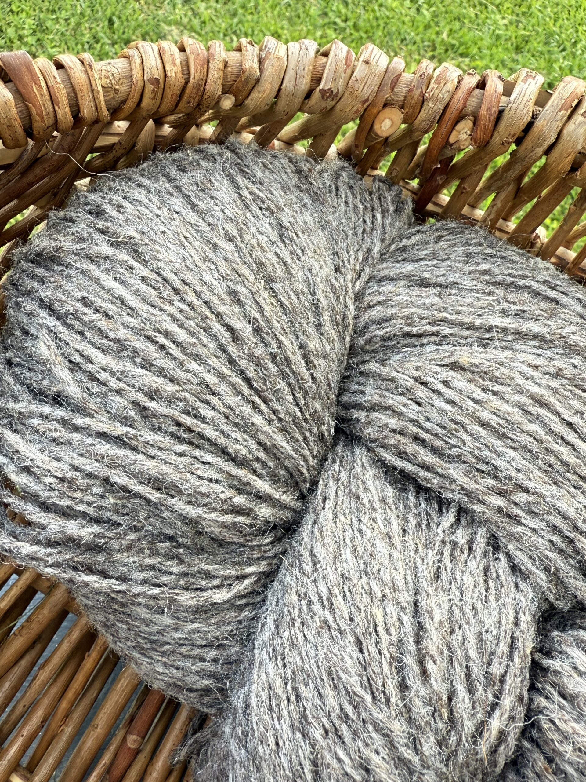 50% suņa vilna / 50% aitu vilnas dzija 1 kg – DARK GREY, WoolLando