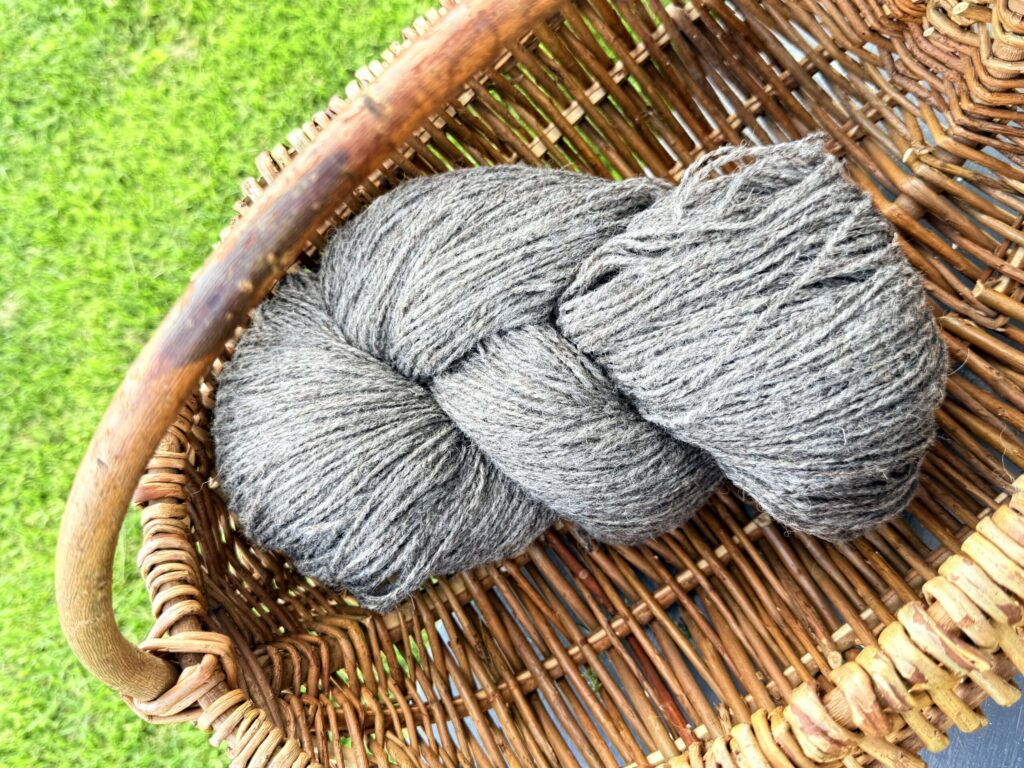 50% suņa vilna / 50% aitu vilnas dzija 1 kg – DARK GREY, WoolLando
