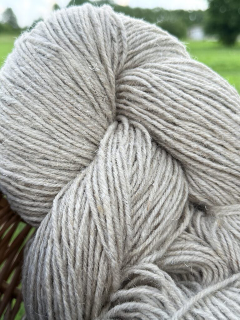 Jaunzēlandes aitu vilnas dzija 1 kg – LIGHT GREY, WoolLando