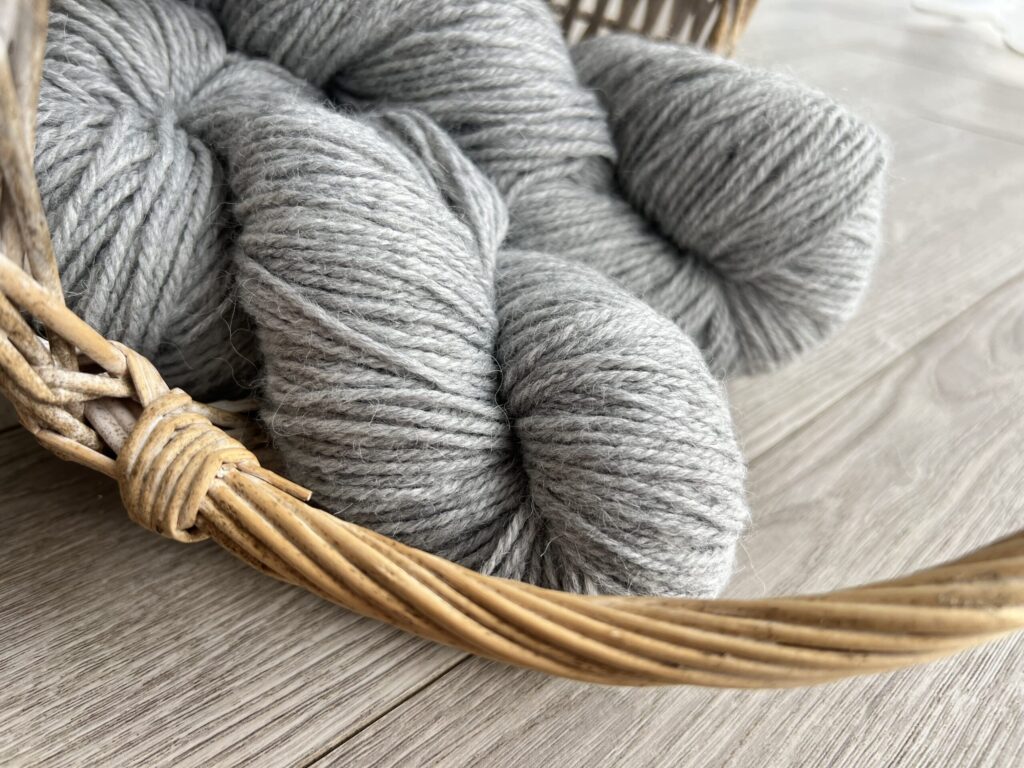 Alpacas vilnas dzija 100 g – PELĒKA, WoolLando
