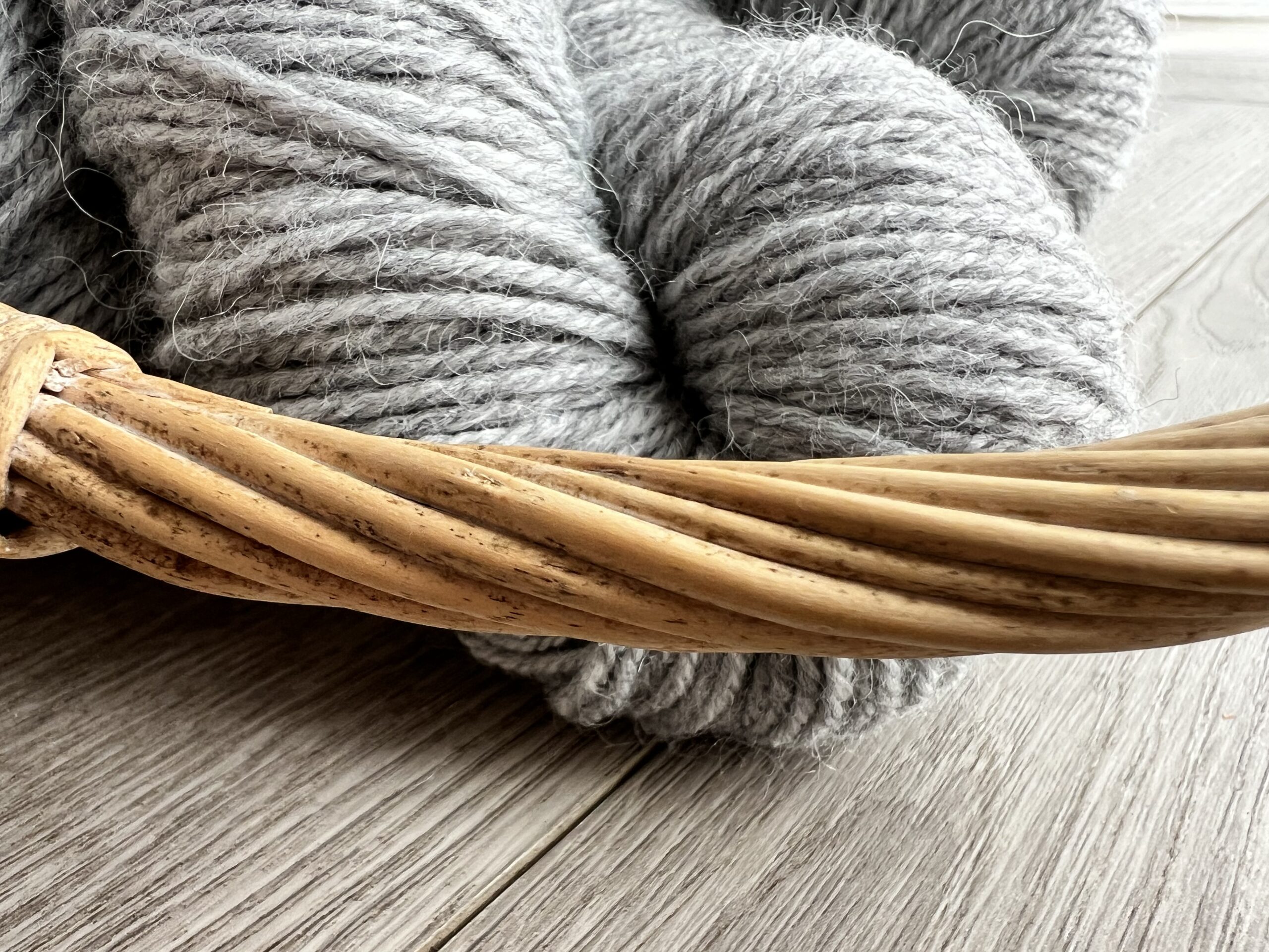 Alpacas vilnas dzija 100 g – PELĒKA, WoolLando