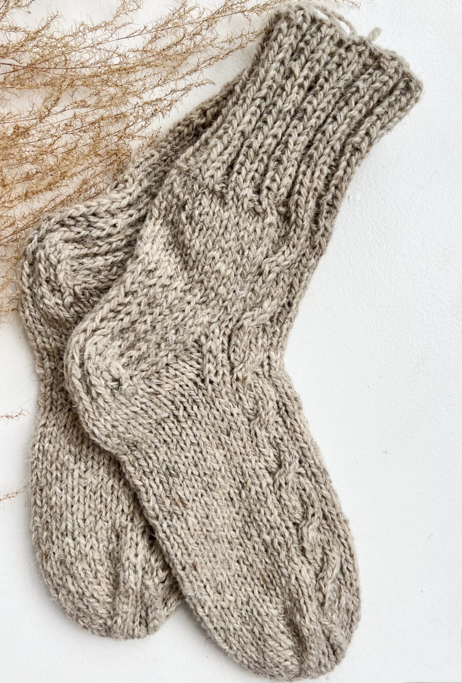 Rokām darinātas aitas–suņu vilnas krēmkrāsas zeķes, WoolLando