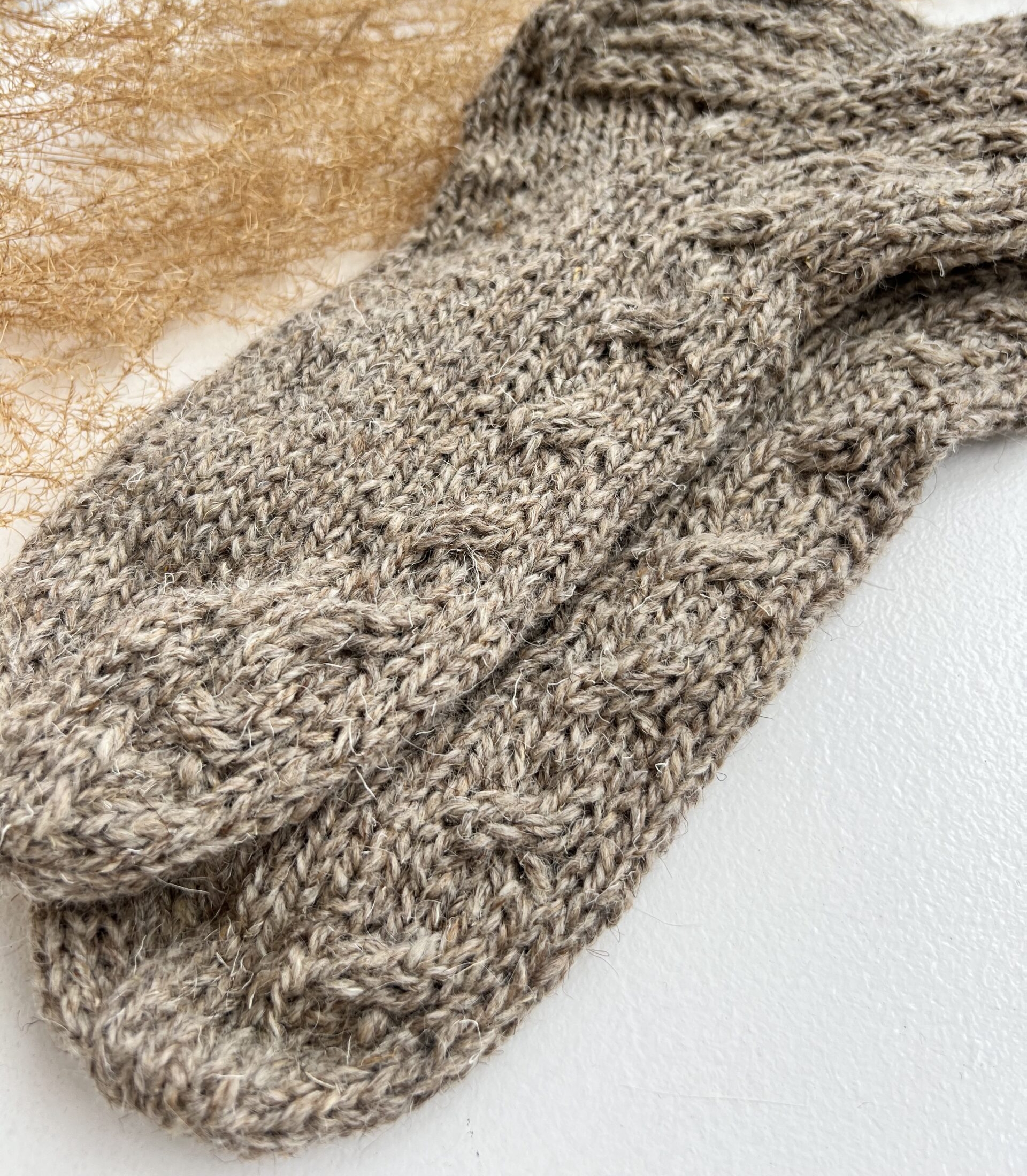 Rokām darinātas aitas–suņu vilnas brūnas zeķes, WoolLando