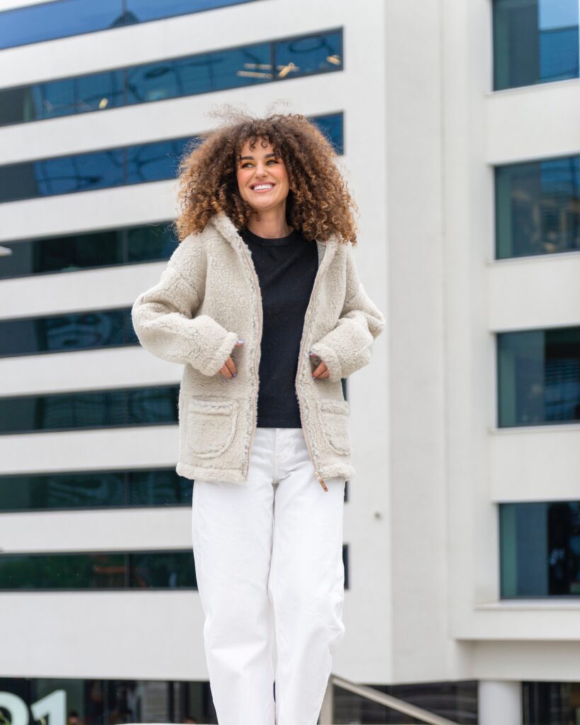 Krēmkrāsas jēras vilnas jaka ar kapuci ZOYA, Zaffiro