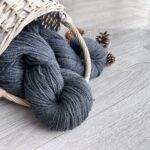 Aitas vilnas dzija 1 kg – TUMŠI PELĒKA, WoolLando